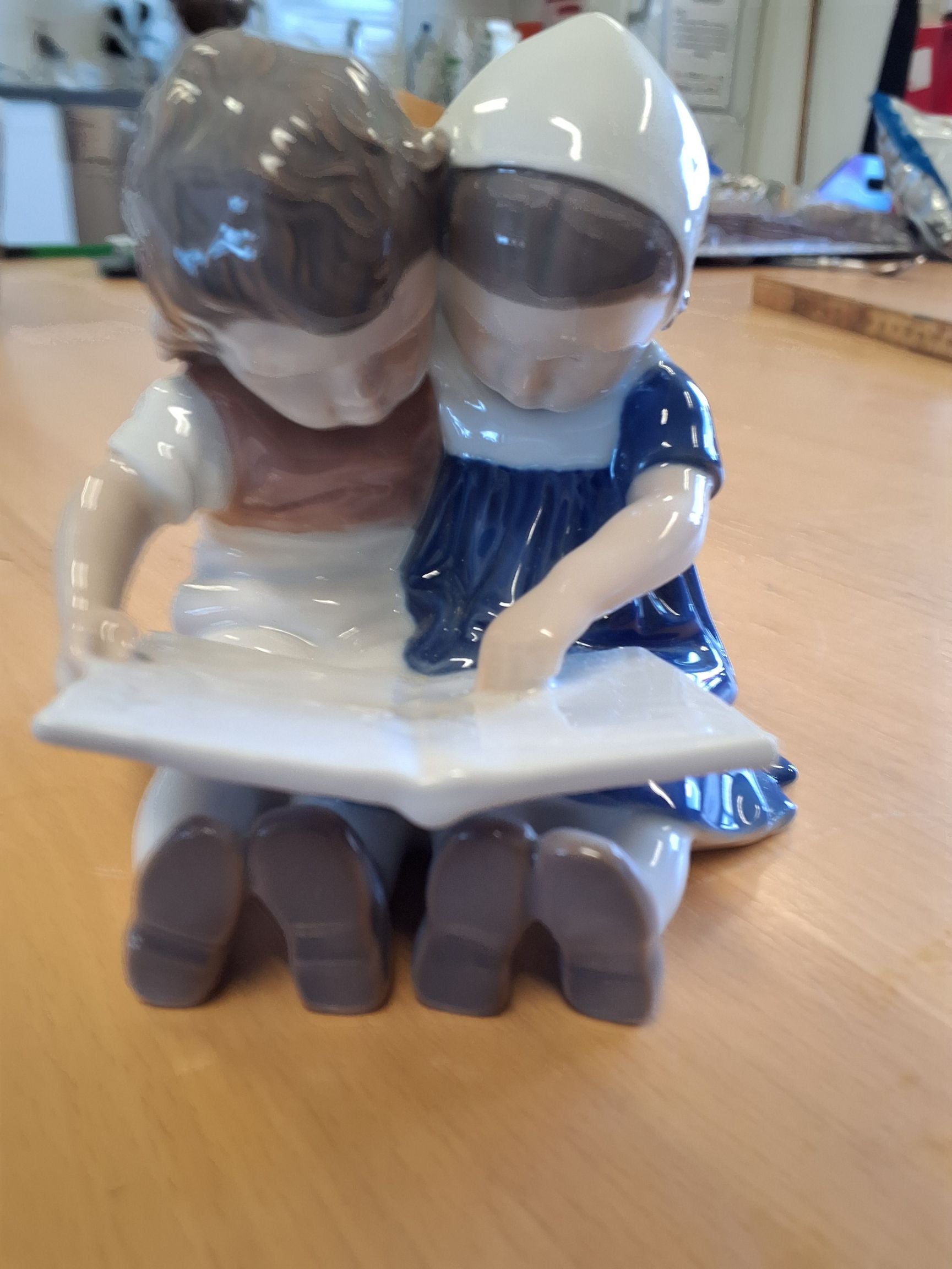 Læsende børn.